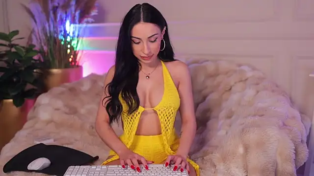 Snapshot of Anais_Bloom chatting on June 23, 2026, 7:23 pm Anais Bloom online show from June 23, 2026, 7:23 pm