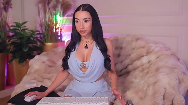 Snapshot of Anais_Bloom chatting on August 5, 2026, 7:19 pm Anais Bloom online show from August 5, 2026, 7:19 pm