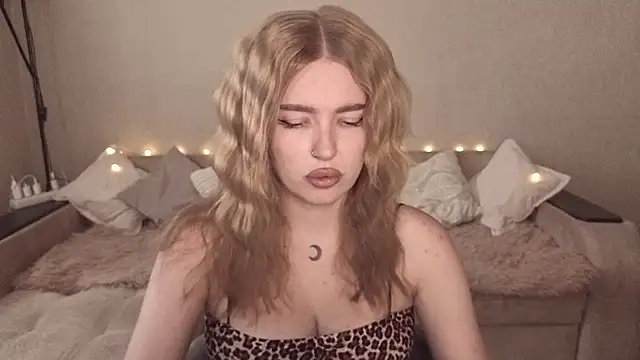 Snapshot of ViolettaLopez chatting on August 7, 2026, 12:33 pm ViolettaLopez online show from August 7, 2026, 12:33 pm