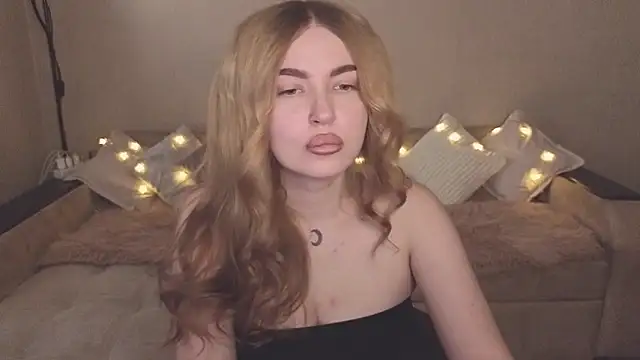 ViolettaLopez online show from October 21, 2025, 1:21 pm