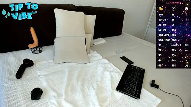 Snapshot of Smallnipples chatting on October 17, 2025, 6:28 am Smallnipples online show from October 17, 2025, 6:28 am