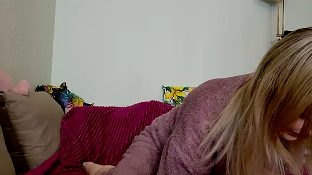 Snapshot of ModelEva chatting on November 18, 2025, 10:40 am ModelEva online show from November 18, 2025, 10:40 am