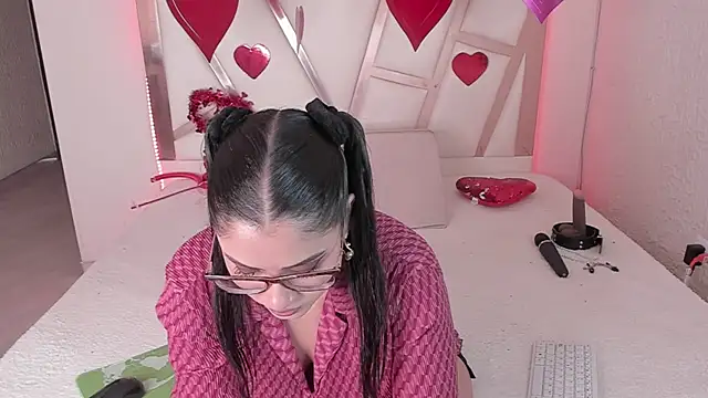 Snapshot of PaulinaBelushi chatting on September 24, 2025, 5:19 pm PaulinaBelushi online show from September 24, 2025, 5:19 pm