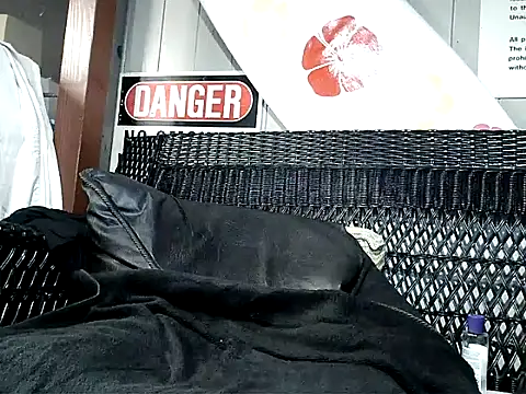 Snapshot of HungHawaiian808@xh chatting on November 16, 2025, 8:02 pm HungHawaiian808xh online show from November 16, 2025, 8:02 pm