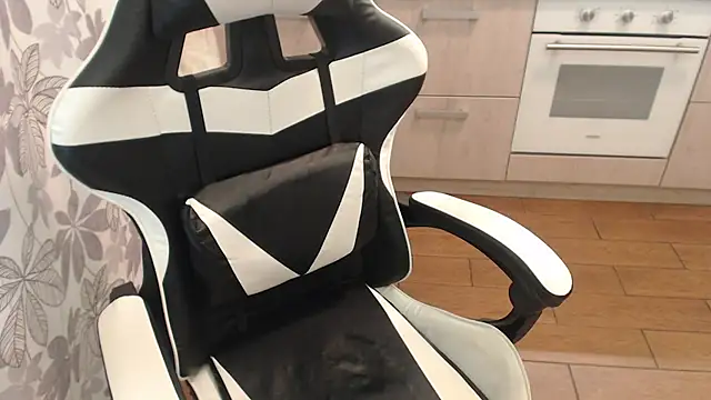 Snapshot of Mandarin4ks chatting on October 13, 2025, 5:25 pm Mandarin4ks online show from October 13, 2025, 5:25 pm