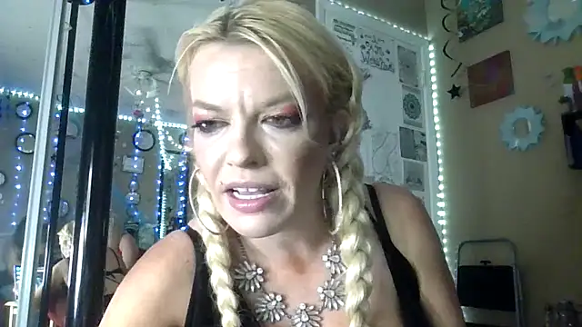 Snapshot of marilyn420 chatting on May 16, 2026, 6:01 am marilyn420 online show from May 16, 2026, 6:01 am