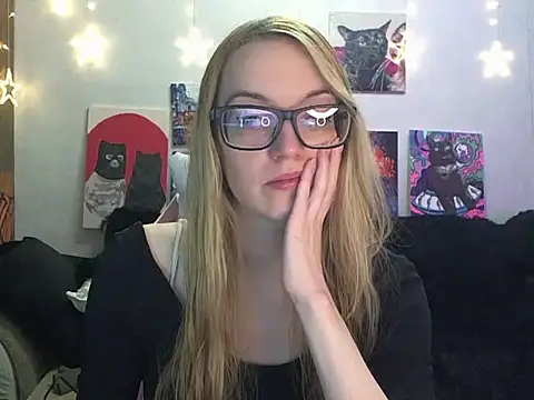 Snapshot of SecretSophia chatting on December 4, 2025, 1:54 pm SecretSophia online show from December 4, 2025, 1:54 pm