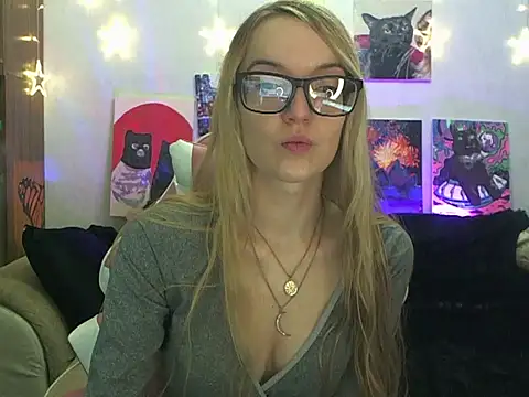 Snapshot of SecretSophia chatting on November 16, 2025, 9:08 pm SecretSophia online show from November 16, 2025, 9:08 pm