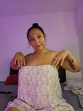 VickyHoult online show from October 13, 2025, 9:05 pm