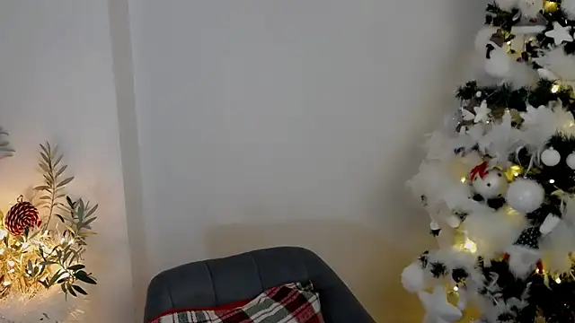 Snapshot of Xentthia chatting on December 4, 2025, 2:38 pm Xentthia online show from December 4, 2025, 2:38 pm