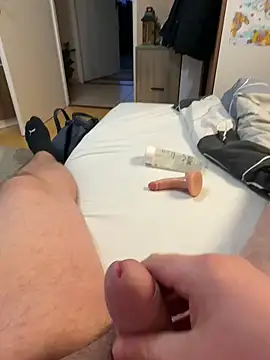 Snapshot of Tomi2244 chatting on October 20, 2025, 3:45 pm Tomi2244 online show from October 20, 2025, 3:45 pm