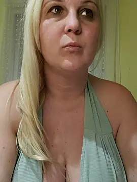 Snapshot of Mayci1984 chatting on November 12, 2025, 10:02 pm Mayci1984 online show from November 12, 2025, 10:02 pm