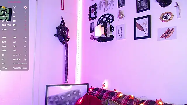 auroralatexprincess online show from November 7, 2025, 8:02 pm