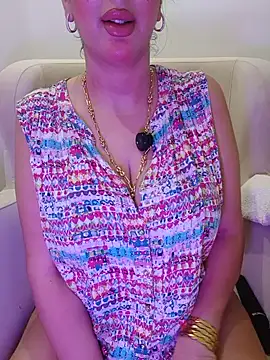 Snapshot of Queen_sousou chatting on July 2, 2026, 12:00 pm Queen sousou online show from July 2, 2026, 12:00 pm