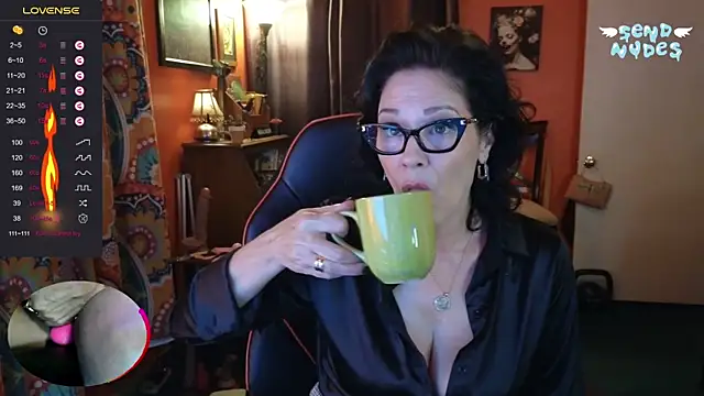 Snapshot of Good-Juju chatting on October 5, 2025, 6:26 am Good-Juju online show from October 5, 2025, 6:26 am