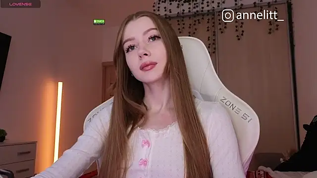 Snapshot of Annelitt chatting on December 2, 2025, 7:04 pm Annelitt online show from December 2, 2025, 7:04 pm