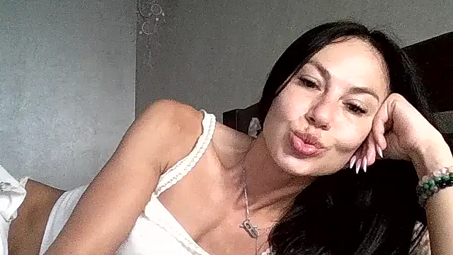 Snapshot of JulianaGold1 chatting on June 3, 2026, 6:36 am JulianaGold1 online show from June 3, 2026, 6:36 am