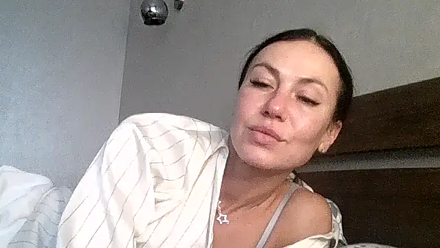 Snapshot of JulianaGold1 chatting on November 14, 2025, 1:15 pm JulianaGold1 online show from November 14, 2025, 1:15 pm