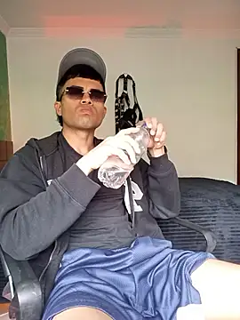 pinedasex777 online show from November 6, 2025, 4:11 pm