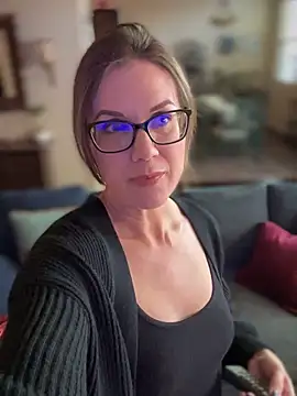 Snapshot of MaiseKnox chatting on November 4, 2025, 10:02 pm MaiseKnox online show from November 4, 2025, 10:02 pm