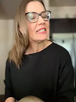 Snapshot of MaiseKnox chatting on April 22, 2026, 6:14 pm MaiseKnox online show from April 22, 2026, 6:14 pm