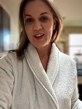 Snapshot of MaiseKnox chatting on April 16, 2026, 10:12 pm MaiseKnox online show from April 16, 2026, 10:12 pm
