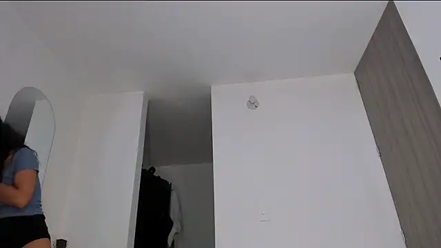 angiebutt online show from May 6, 2026, 3:38 pm