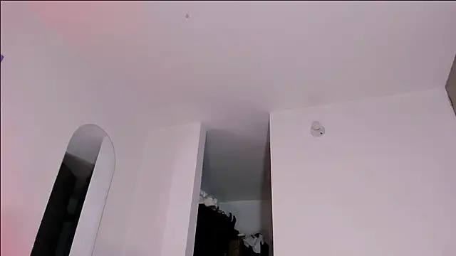 angiebutt online show from June 8, 2026, 1:33 pm