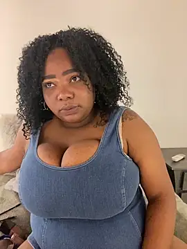 Snapshot of angelGgold chatting on June 22, 2026, 12:02 pm angelGgold online show from June 22, 2026, 12:02 pm