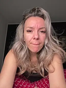 Snapshot of Alesys69 chatting on February 10, 2026, 10:42 pm Alesys69 online show from February 10, 2026, 10:42 pm