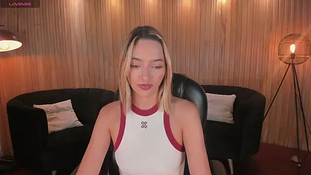 Snapshot of MelissaMoore_ chatting on June 27, 2026, 10:43 am MelissaMoore online show from June 27, 2026, 10:43 am