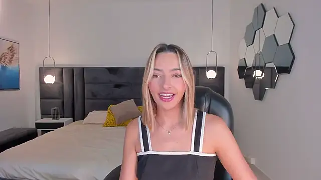 Snapshot of MelissaMoore_ chatting on July 24, 2026, 10:11 am MelissaMoore online show from July 24, 2026, 10:11 am