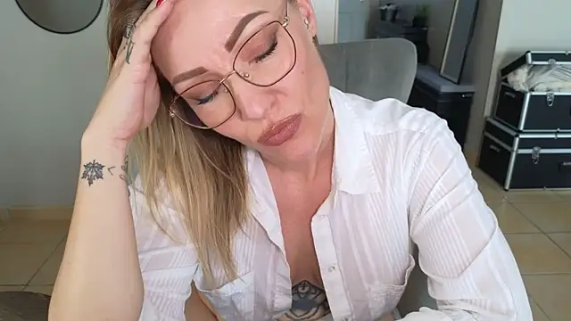 Snapshot of Sacha-xx chatting on February 9, 2026, 12:47 pm Sacha-xx online show from February 9, 2026, 12:47 pm