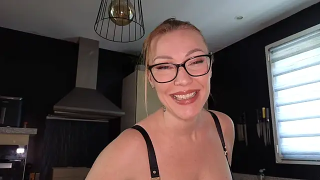 Snapshot of Sacha-xx chatting on January 15, 2026, 12:52 pm Sacha-xx online show from January 15, 2026, 12:52 pm