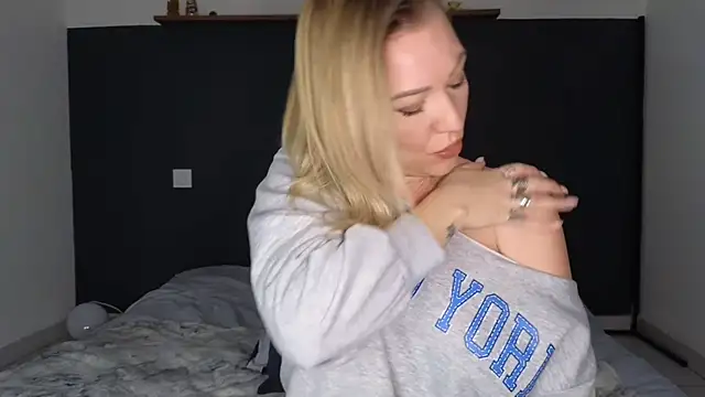 Snapshot of Sacha-xx chatting on January 12, 2026, 3:08 pm Sacha-xx online show from January 12, 2026, 3:08 pm