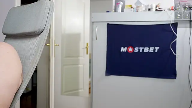 Snapshot of foxeslovefoxes chatting on December 8, 2024, 2:19 pm foxeslovefoxes online show from December 8, 2024, 2:19 pm