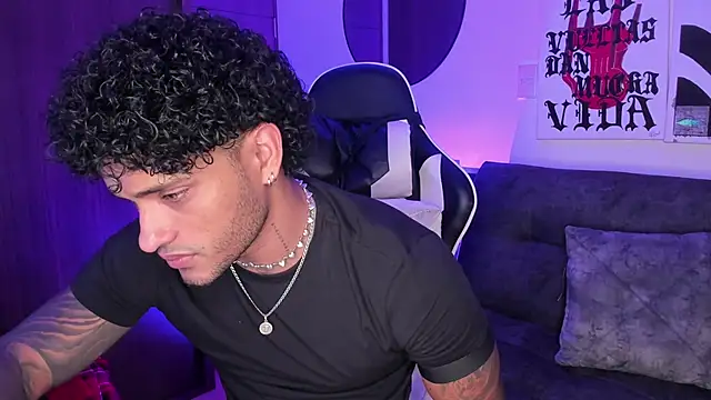 Snapshot of Alessandro_Vanni chatting on April 24, 2026, 2:24 am Alessandro Vanni online show from April 24, 2026, 2:24 am