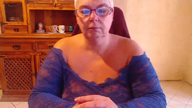 MISS LINDAH online show from May 7, 2026, 5:11 am