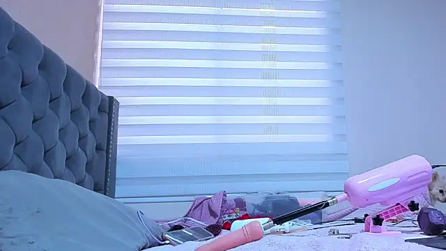 Imannejulienne online show from March 6, 2026, 10:27 pm