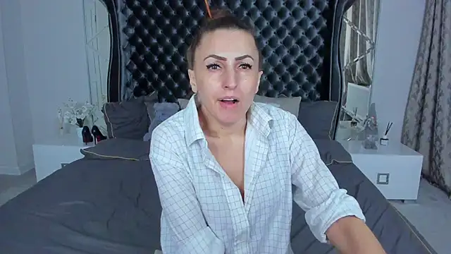 Rebecca Diamond online show from February 1, 2026, 6:11 am