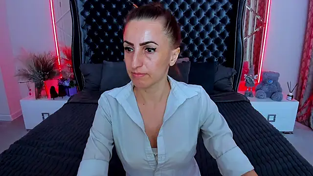 Rebecca Diamond online show from May 11, 2026, 5:42 am