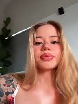 Snapshot of curchez_ chatting on June 6, 2026, 7:19 pm curchez online show from June 6, 2026, 7:19 pm