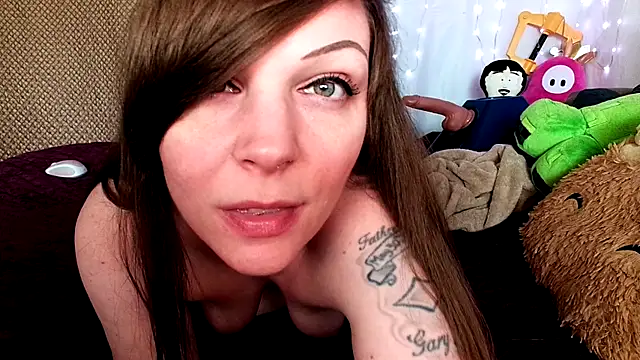 GamerGirlRoxyAndLee online show from February 15, 2025, 10:10 pm