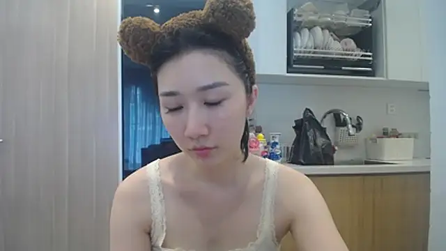 Asiagirll online show from June 5, 2026, 6:52 am