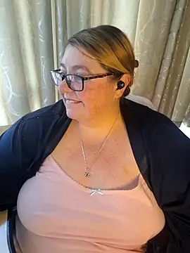 Snapshot of Iceprincess2bad4u chatting on May 30, 2026, 6:20 am Iceprincess2bad4u online show from May 30, 2026, 6:20 am