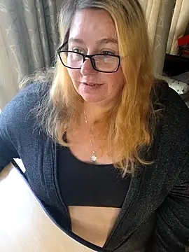 Snapshot of Iceprincess2bad4u chatting on November 2, 2025, 6:29 am Iceprincess2bad4u online show from November 2, 2025, 6:29 am