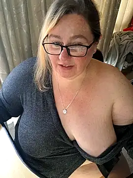 Snapshot of Iceprincess2bad4u chatting on November 8, 2025, 6:17 am Iceprincess2bad4u online show from November 8, 2025, 6:17 am