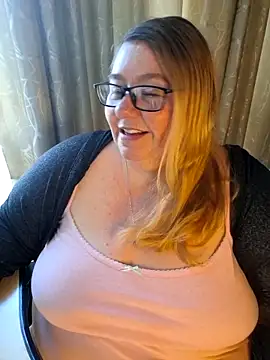 Snapshot of Iceprincess2bad4u chatting on May 16, 2026, 5:39 am Iceprincess2bad4u online show from May 16, 2026, 5:39 am