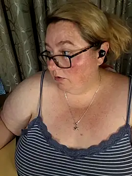 Snapshot of Iceprincess2bad4u chatting on April 19, 2026, 6:10 pm Iceprincess2bad4u online show from April 19, 2026, 6:10 pm