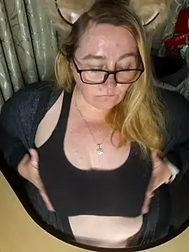 Snapshot of Iceprincess2bad4u chatting on November 3, 2025, 6:11 pm Iceprincess2bad4u online show from November 3, 2025, 6:11 pm